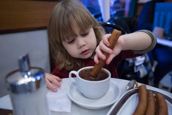 Churros de mergulho infantil em chocolate — Fotografia de Stock