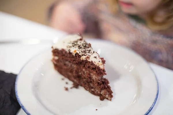 Dish with chocolate cake piece — Stock Photo, Image