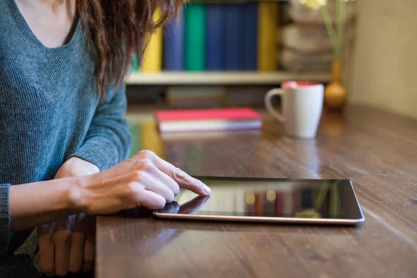 Vinger vrouw met behulp van Tablet PC op houten tafel — Stockfoto