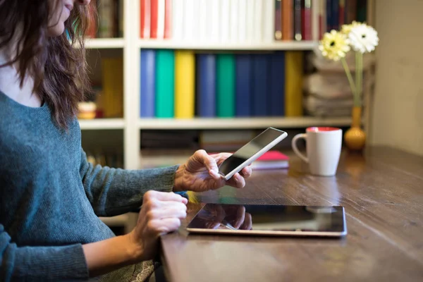 Hands of woman using smartphone and tablet — Stock Photo, Image