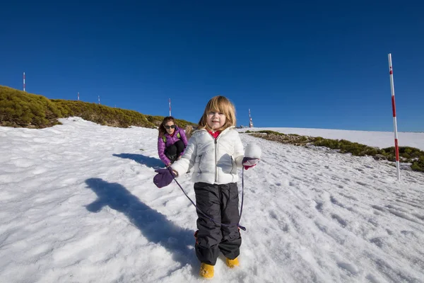 Litet barn med snöboll i hand — Stockfoto