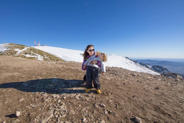 Portrait of child and mother in summit of mountain — Stock Photo, Image
