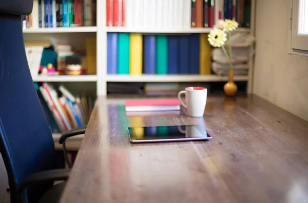 Tablet livro e café na mesa — Fotografia de Stock