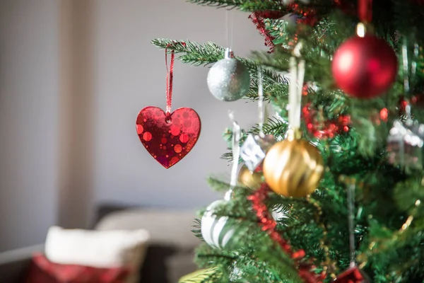 parlak kalp Noel ağacı asılı