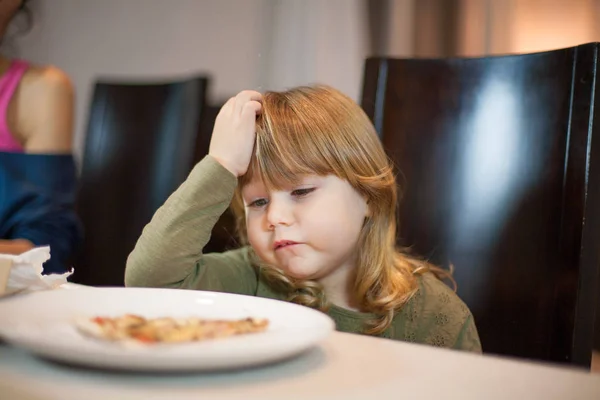 Ребенок не хочет пиццы жест дома — стоковое фото