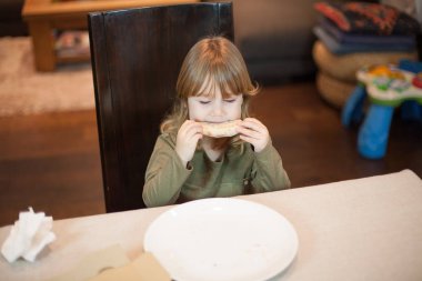 kapalı gözler pizzayla zevk çocuk