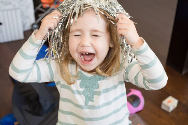 Ребенок с металлическим париком партии кричать — стоковое фото