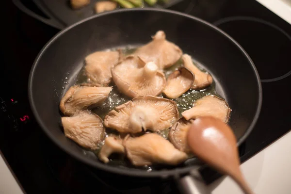 Poêle cuisson champignons — Photo