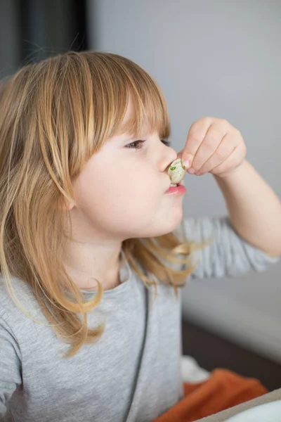 Klein kind zuigen een clam — Stockfoto