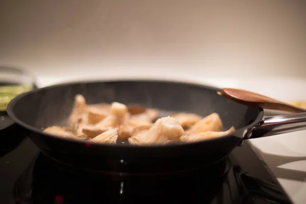 Champignons cuisson dans la plaque chauffante — Photo