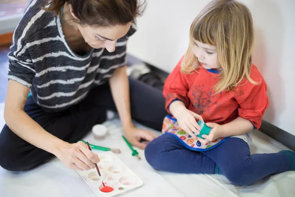 女性と子供の赤いペンキを準備します。 — ストック写真