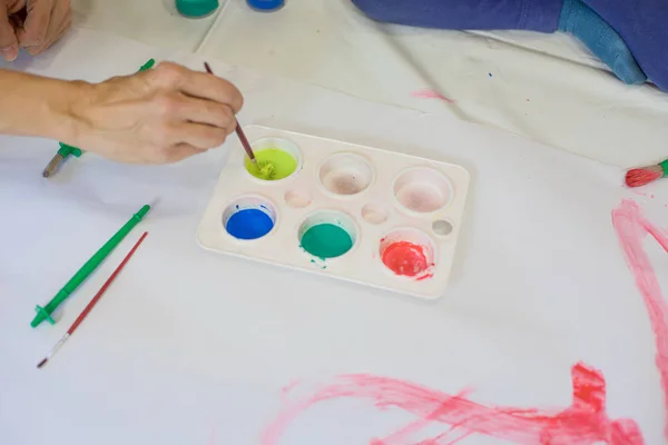 Žena ruku Příprava akvarel na malování — Stock fotografie