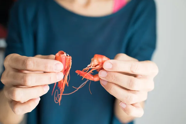 Woman hands opening red prawn — Stock Photo, Image