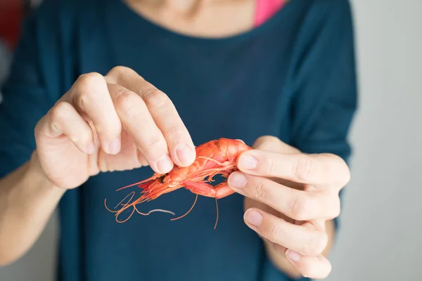 Woman hands ready to open red prawn — Stock Photo, Image