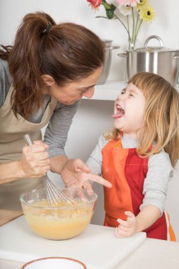 değil çırpılmış krem anne yapmaya çalışıyor çocuk yok