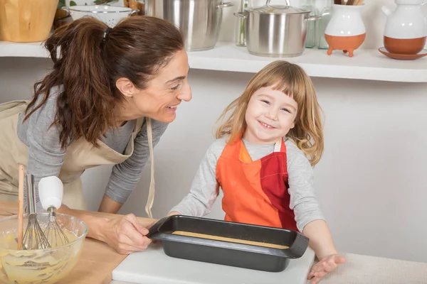 Niño y madre feliz listo para hornear pastel — Foto de Stock