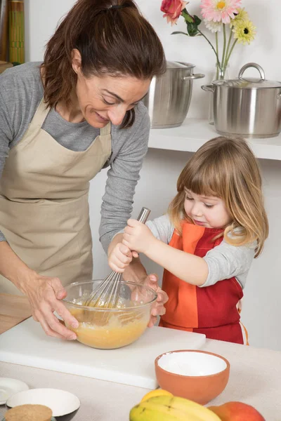 Lustiges Kind mit Mutter, die prügelt — Stockfoto