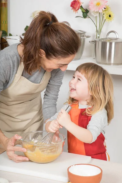 Glückliches Kind, das mit Mutter prügelt — Stockfoto