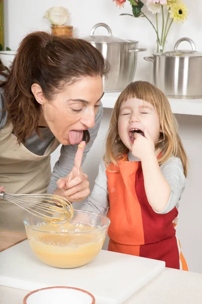 Madre y el niño degustación de crema batida al mismo tiempo — Foto de Stock