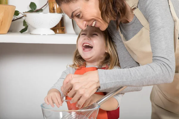 Mujer y niño cocinando y riendo — Foto de Stock