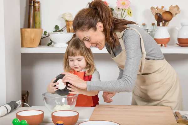Frau und Kind kochen und servieren Joghurt — Stockfoto