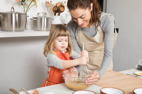 Frau und Kind kochen Peitsche in Schüssel — Stockfoto