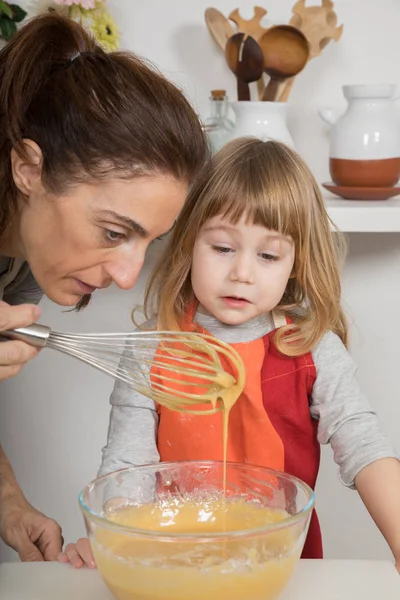 Woman and child looking at whipped cream — Stock Photo, Image