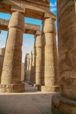 Colonnade Karnak Tapınağı içinde