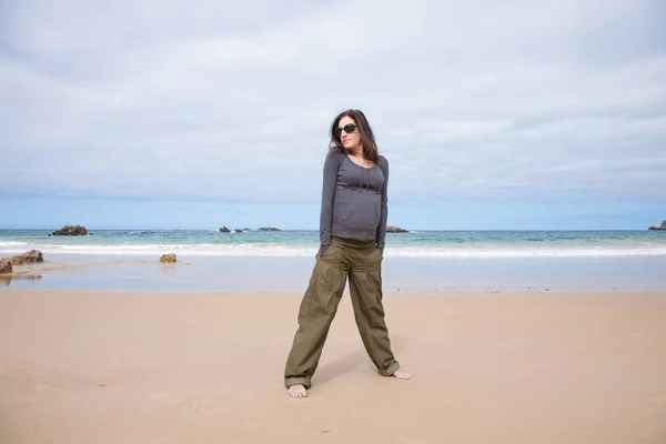 Camiseta gris embarazada en la playa — Foto de Stock