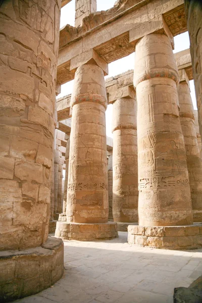 Grote kolommen in Karnak tempel — Stockfoto