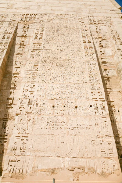 Иероглифы в храме Мединет Хабу — стоковое фото