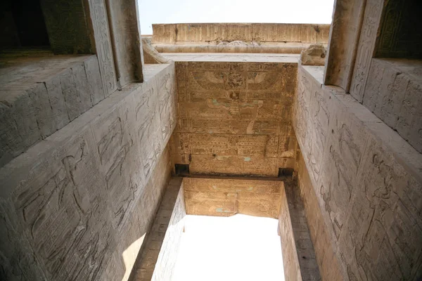 Vysoký strop v chrám Edfu — Stock fotografie