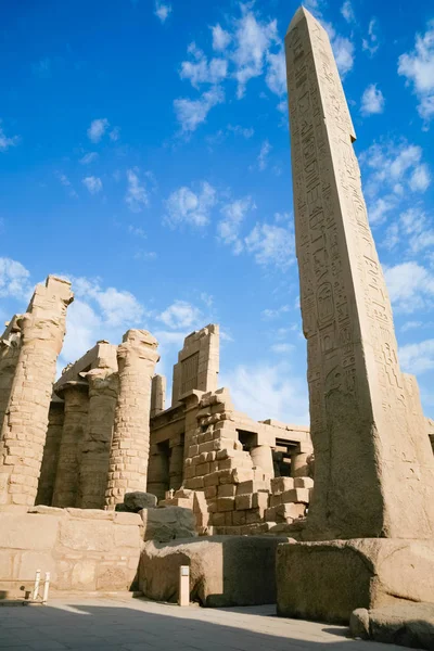 Obelisk en ruïnes in Karnak tempel — Stockfoto