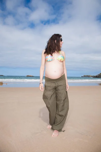 怀孕在海滩看一边 — 图库照片