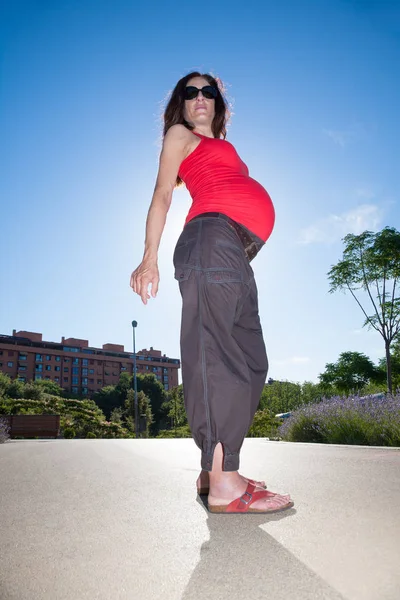 Femme enceinte vue de bas angle — Photo