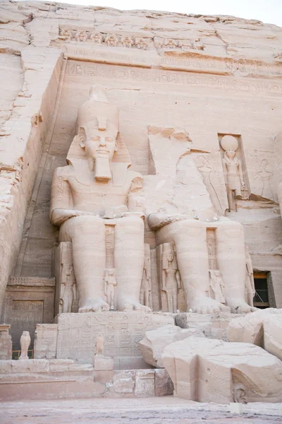 Esculturas arruinadas de Ramsés em Abu Simbel — Fotografia de Stock