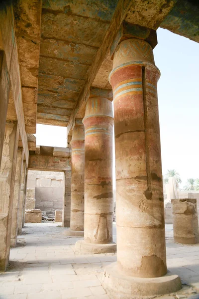 Ruines colonnes dans Karnak Temple — Photo