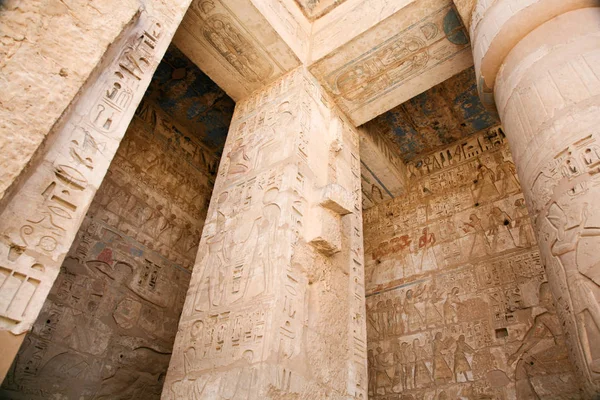 Płaskorzeźby w Medinet Habu świątyni — Zdjęcie stockowe