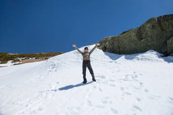 Kvinna som hälsning från snow — Stockfoto