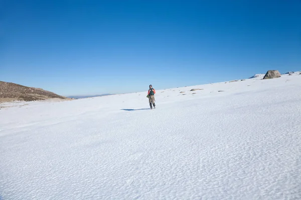Femme randonnée dans la neige — Photo