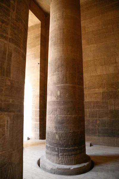 Coluna de escultura dentro Philae Temple — Fotografia de Stock