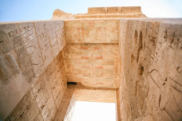 Versierd plafond in Medinet Habu tempel — Stockfoto