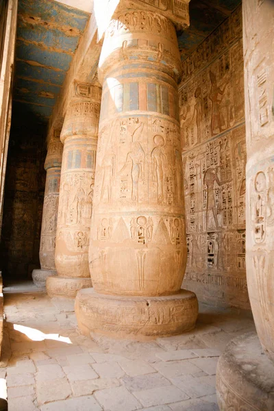 Egyptische decoratie in de tempel — Stockfoto