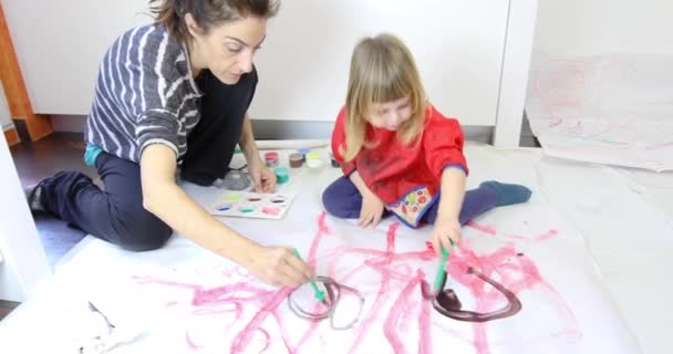 Criança e mãe pintando papel branco no chão — Vídeo de Stock