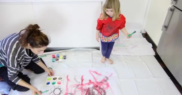 Bambino accanto alla madre che cammina intorno alla pittura — Video Stock