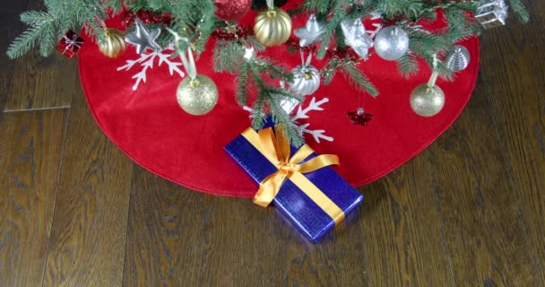 Colocar cajas de regalo bajo el árbol de Navidad — Vídeo de stock