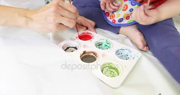 Mujer mano preparando acuarela roja para pintar — Vídeos de Stock