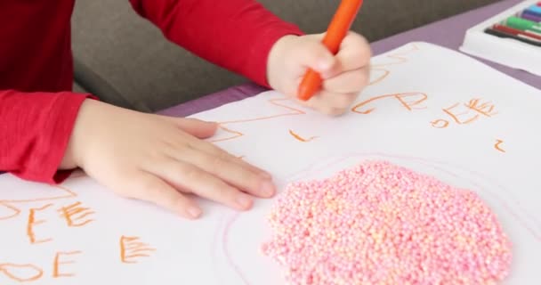 흰 종이에 편지를 쓰고 손 아이의 세부 사항 — 비디오