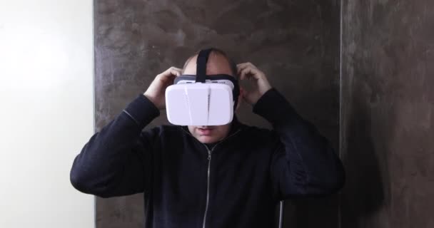 Homme avec lunettes VR peur — Video