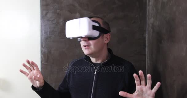 Mann mit Schutzbrille erstaunt — Stockvideo